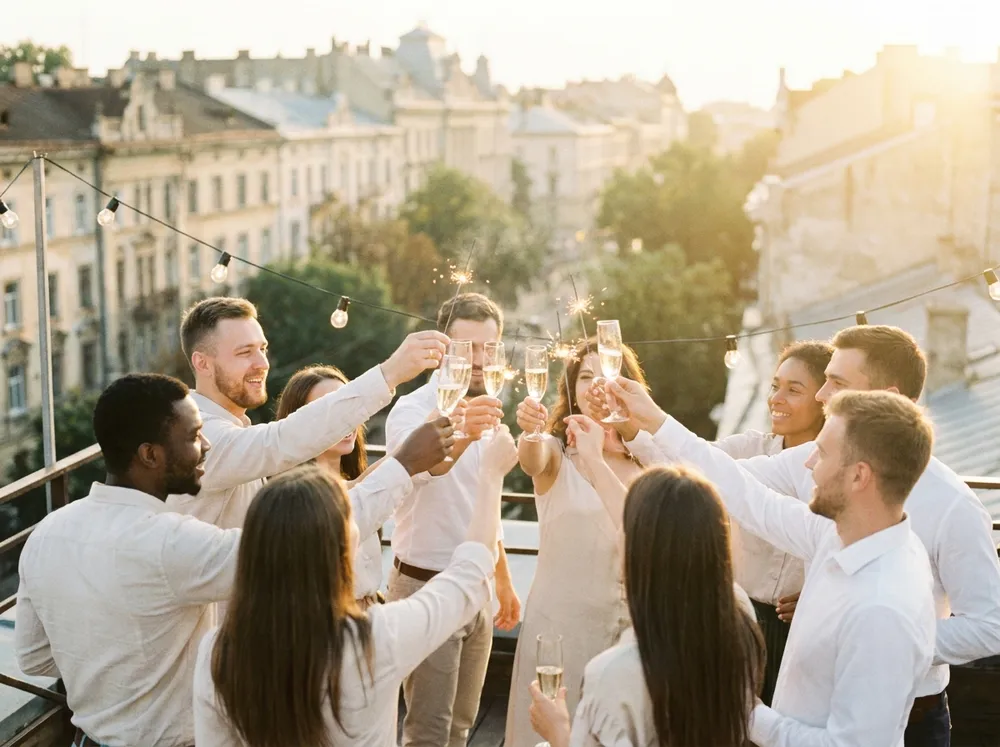 Firmenfeier — Team stößt beim Sommerfest an